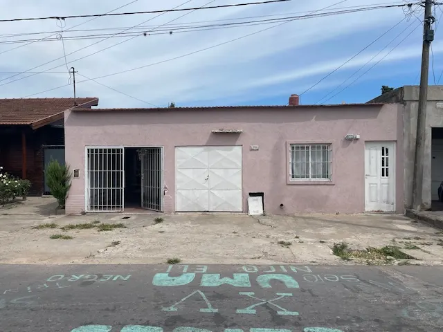 Vendo o permuto 2 casas, local y garage en Rivadavia 2700