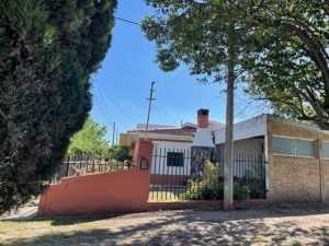 Casa céntrica en Santa Lucía Av OFarrell 190 u$s 45.000.-