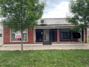 Vendo amplia casa en Santa Lucía con 2 terrenos u$s 90.000